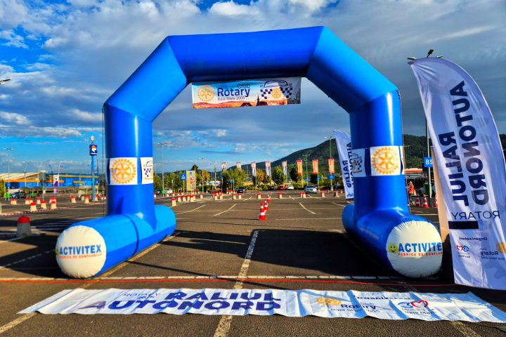 Poarta de start a Raliului Autonord Rotary